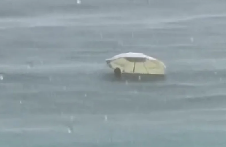 Turista se kupa u moru tokom oluje