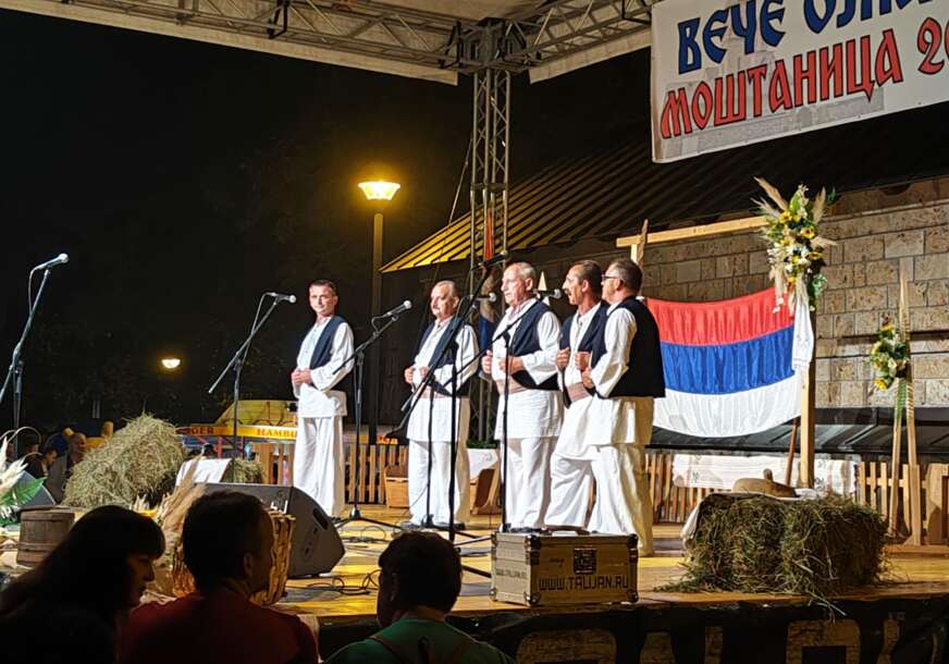 Čuvari tradicije na pozornici ispred srpske svetinje: Održano veče ojkače kod manastira Moštanica (FOTO)