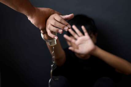 Ocu određen pritvor: Pijan tukao kćerku u porodičnoj kući