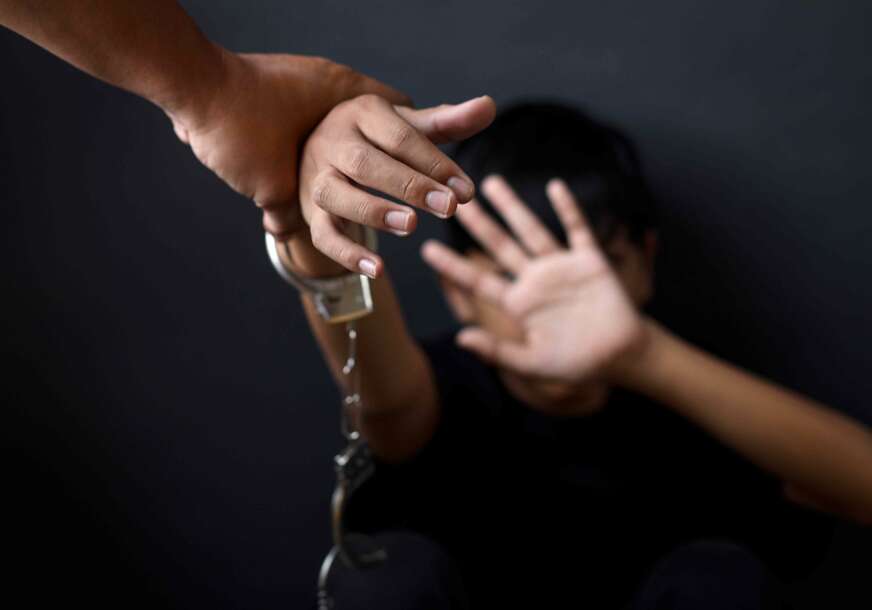 Ocu određen pritvor: Pijan tukao kćerku u porodičnoj kući