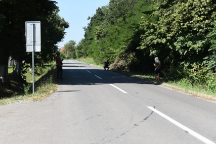 "Ovdje vozači divljaju" Pijani mladić (22) pokosio djevojčicu (14) dok je vozila bicikl, selo kod Šapca zavijeno u crno (FOTO)