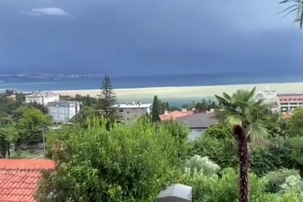 PRIRODNI FENOMEN Nakon kiše požutjelo more u Hrvatskoj, evo o čemu se radi (VIDEO)
