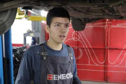 MALI SERVISER NAPRAVIO ČUDO Nikola (15) popravio trošnog “fiću” i dobio nagradu u Italiji
