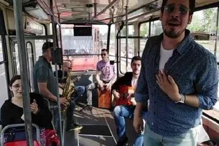 "I kad me svi zaborave nemoj ti" Nikola Rokvić napravio žurku u gradskom prevozu, oduševio putnike (VIDEO)