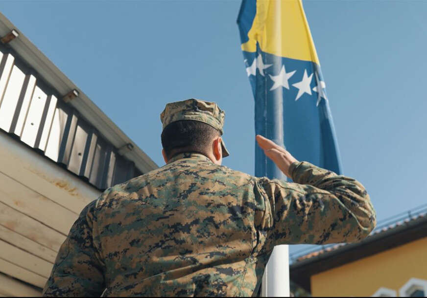 vojnik salutira pred zastavom BiH