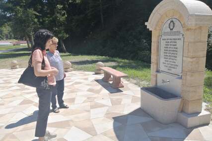Poruke očuvanja vječnih vrijednosti porodice: Jedinstven spomenik majkama kod manastira Osovica (FOTO)
