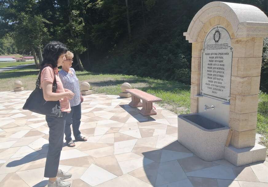 Poruke očuvanja vječnih vrijednosti porodice: Jedinstven spomenik majkama kod manastira Osovica (FOTO)