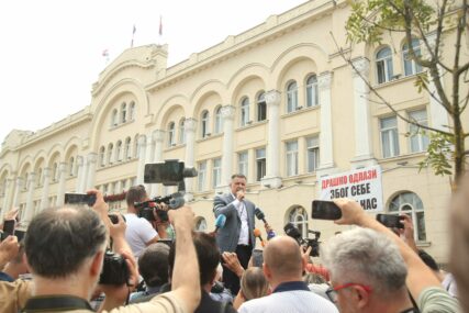 Protest u Banjaluci počeo minutom ćutanja "Ako Stanivuković ne vrati cijene parkinga do petka blokiraćemo grad, a onda slijedi OPOZIV" (VIDEO)