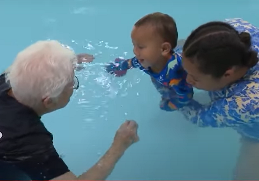Baka uči djecu da plivaju