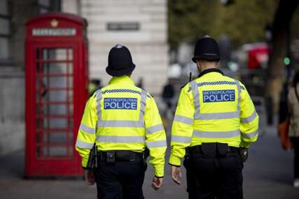 Policajci na ulici u Engleskoj