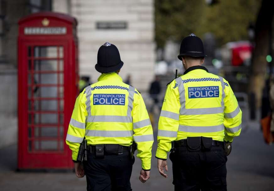 Policajci na ulici u Engleskoj