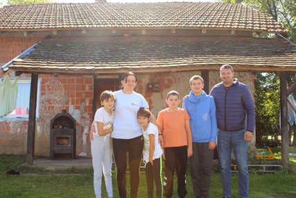 U jednom danu krstili petoro djece: Porodica Jareb iz Srpca konačno dobija krov nad glavom (FOTO)