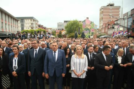 DA SE NE ZABORAVI Obilježavanju na stradale u "Oluji" prisustvuju zvaničnici Srpske i Srbije i veliki broj građana (FOTO)