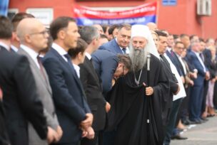 Vučić ljubi ruku patrijarhu Porfiriju na obilježavanju godišnjice Oluje u Prijedoru