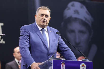 Bruka u Prijedoru: Iza Dodika, dok je držao govor, umjesto fotografije iz "Oluje" stavljena slika iz Žepe