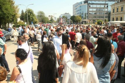 Novi protest na Staroj autobuskoj stanici: Ljudi manje nego jutros, čeka se Stanivukovićevo obraćanje