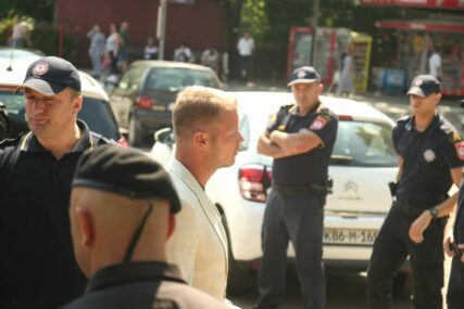 Prisutan veliki broj policajaca: Nakon dramatičnog govora gradonačelnika, policija zaustavila šetnju (VIDEO, FOTO)