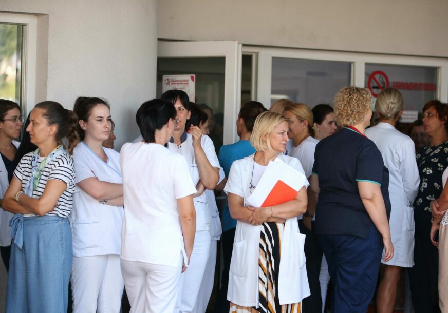 PROTEST ZDRAVSTVENI RADNICI UKC RS