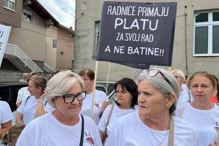 Žene drže transparente na protestu u Jablanici