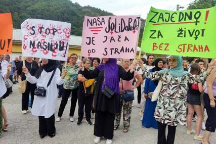 "Nasilnike u zatvor" Završen skup podrške Enisi Klepo koju je pretukao gazda u Jablanici (VIDEO, FOTO)