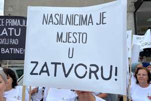 Žene drže transparente na protestu u Jablanici