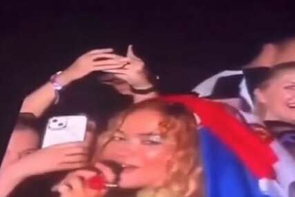 Rita Ora se na nastupu zagrnula srpskom zastavom