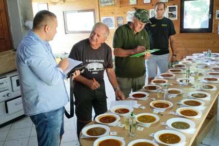Rogoljski zlatni kotlić za sve goste: Ljubitelji prirode okupili se na tradicionalnoj kotlijadi kod Gradiške (FOTO)