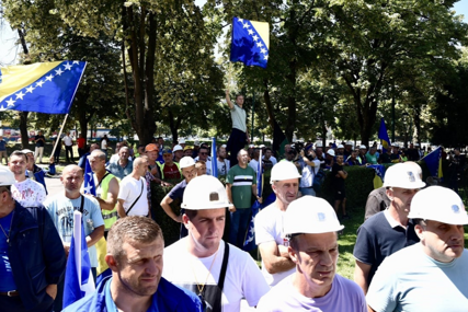 Protest bez uspjeha: Zenički rudari nisu dobili platu ni nakon skupa u Sarajevu, očekuju novu reakciju Vlade FBiH (FOTO)