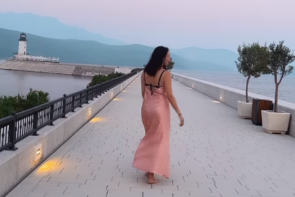 EMOTIVAN TRENUTAK Kćerka snimala Slobodu Mićalović u svilenoj haljini na moru, pa raznježila majku (VIDEO)