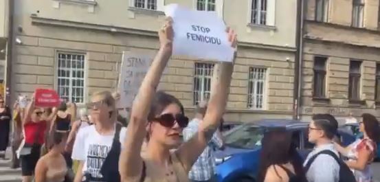 Djevojka nosi transparent na protestu