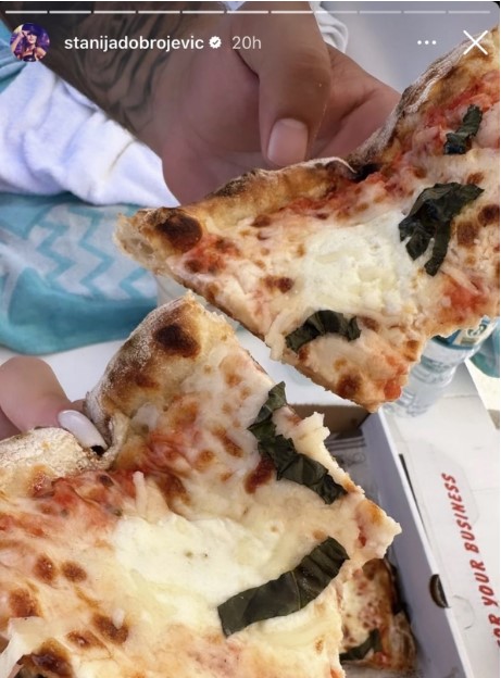 Stanija Dobrojević jede pizzu