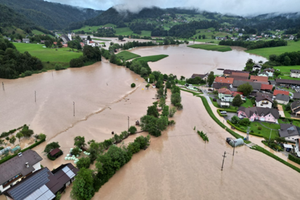 Bujica nosi sve pred sobom: Prva žrtva poplava u Sloveniji (FOTO)