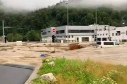 Nevrijeme stiglo u Sloveniju: Sela potopljena i odsječena, bujice nose vozila (VIDEO, FOTO)