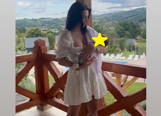 Helena Topalović drži kćerku u naručju