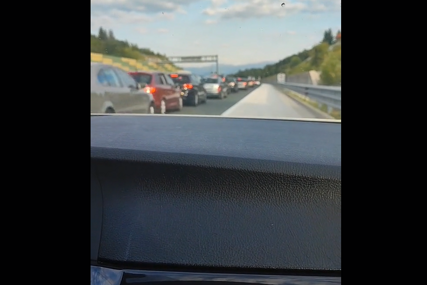 "Treba ti trajno vozačku oduzeti" Srbin pokazao kako je zaobišao kolonu pred naplatnom rampom (VIDEO)
