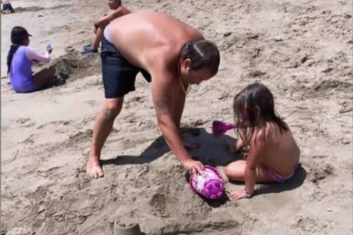 Rasta se igra sa kćerkom na plaži