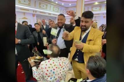 KIŠA PARA OKO MUZIČARA Đani i Jana pjevali na romskom veselju u Beču, novčanice lete na sve strane (VIDEO)