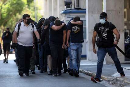 "U pogrešno vrijeme na pogrešnom mjestu" 30 ispitanih huligana negira krivicu za ubistvo navijača AEK (FOTO)