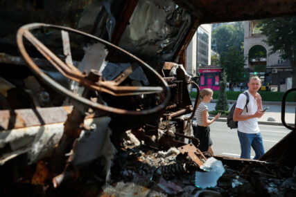 uništeno vozilo na ulicama Kijeva tokom parade