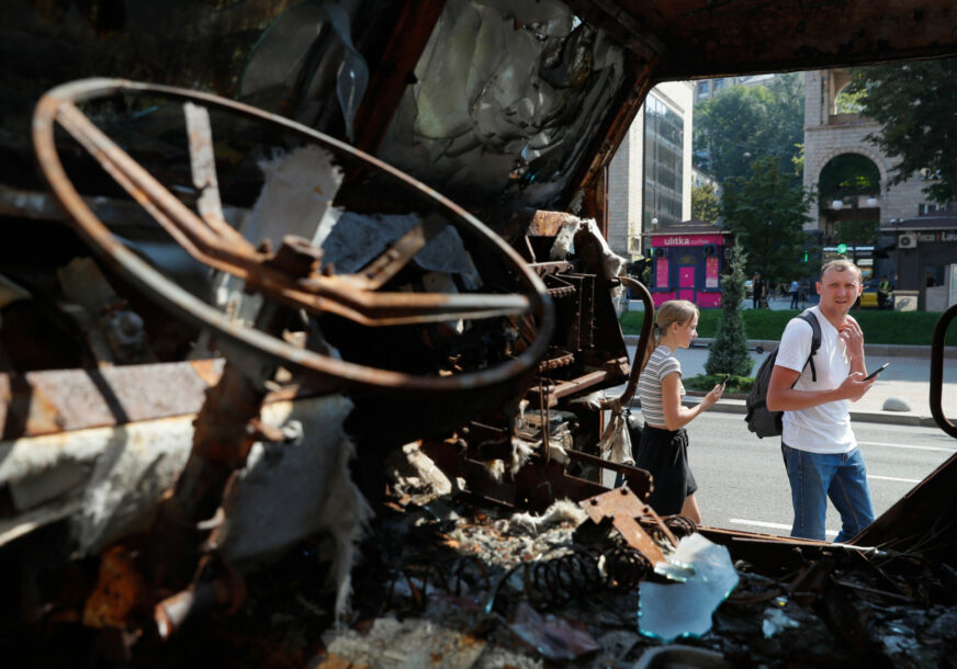 uništeno vozilo na ulicama Kijeva tokom parade