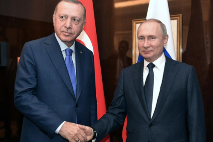 Vladimir Putin i Redžep Tajip Erdogan se rukuju