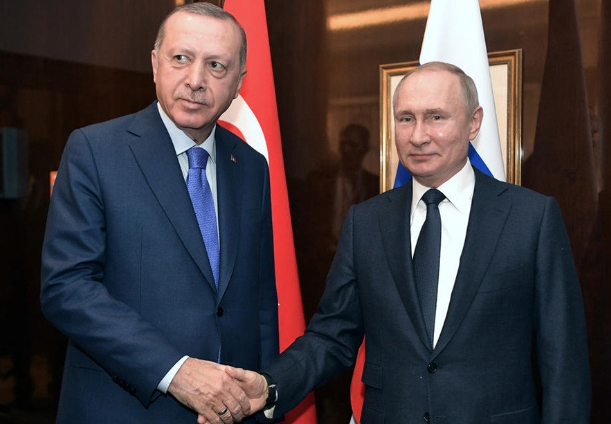 Vladimir Putin i Redžep Tajip Erdogan se rukuju