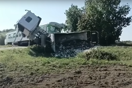 Stravična nesreća u Poljskoj:  Kamion u potpunosti uništen nakon sudara sa vozom (VIDEO)