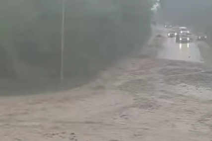 Nevrijeme u Vranju: U dijelovima grada poplave i bujice, obustavljen saobraćaj (VIDEO)