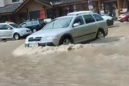 Ulice pretvorene u rijeke: Snažno nevrijeme na Zlatiboru, padao i grad (VIDEO)