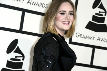 Adele otkrila da se srušila iza bine nakon nastupa: Saradnik je pronašao kako nepomično leži, a evo od čega boluje