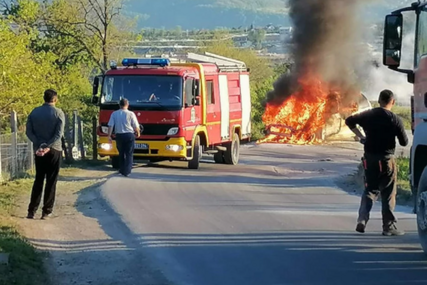Zapalio se gradski autobus: Vatra progutala vozilo u trenu