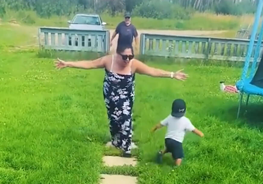 dijete izbjegava baku i trči prema djedu