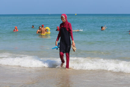 "Istina će izaći na vidjelo" Vlasnik plaže u Utjehi koji je izbacio porodicu zbog burkinija podnio dvije krivične prijave