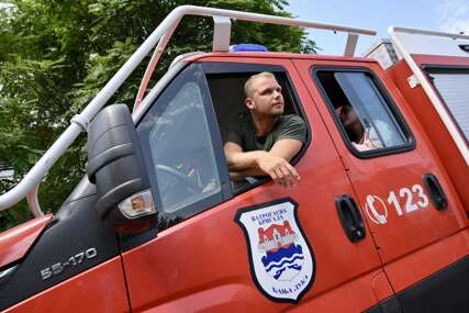 "Od danas ću kancelariju zamijeniti vatrogasnim kamionom" Stanivuković poručio da ni po koju cijenu ne da gradsku imovinu (FOTO)